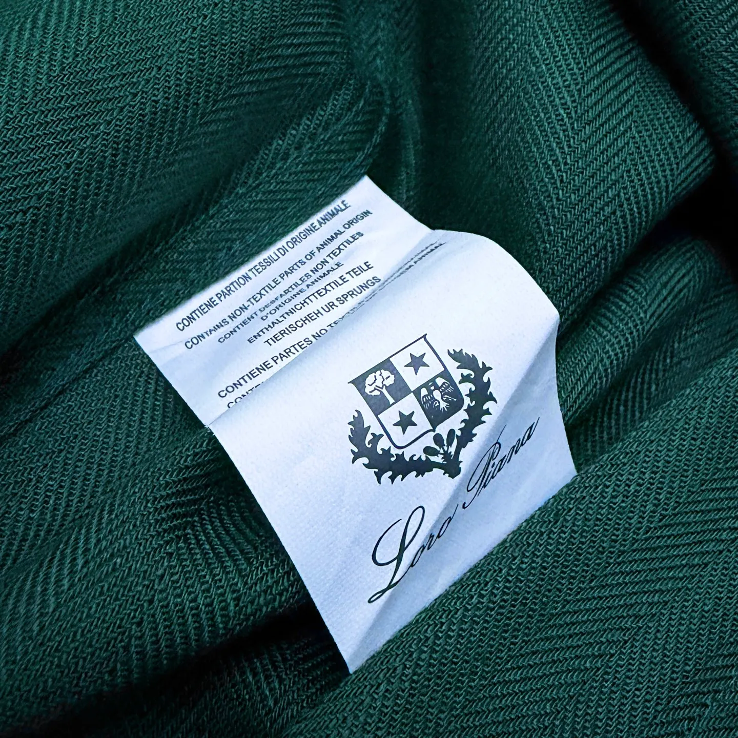LP➡️ Heavy embroidery🪡logo long-sleeved linen shirt, sun protection jacket, same style for men and women, premium embroidery🪡Logo Premium version, counter-customized fabric, breathable, high comfort, precision production, impeccable detail processing, ✅customized logo engraved buttons, complete with three labels. Brand element design concept reflects high quality. It feels delicate and soft! It presents a casual cut and the upper body shape is great! Size：s m l xl